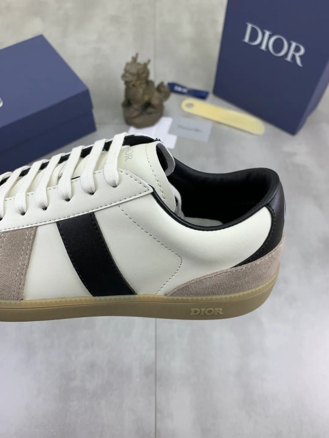 Men's shoes 💰P360 New Dior B01 moral training shoes, white first-layer cowhide, original molded outsole. New to the fall collection, this sneaker marks the return of a Dior classic, reinterpreted in a stylish and elegant silhouette. Crafted from white smooth first-grain cowhide with a tonal silk sheepskin lining, it features the Dior logo on the tongue and inner sides, and a CD icon on the heel. Paired with Tpu anti-slip soles of the same color, it can be matched with various styles to create a sophisticated look.  Code number: 38-44